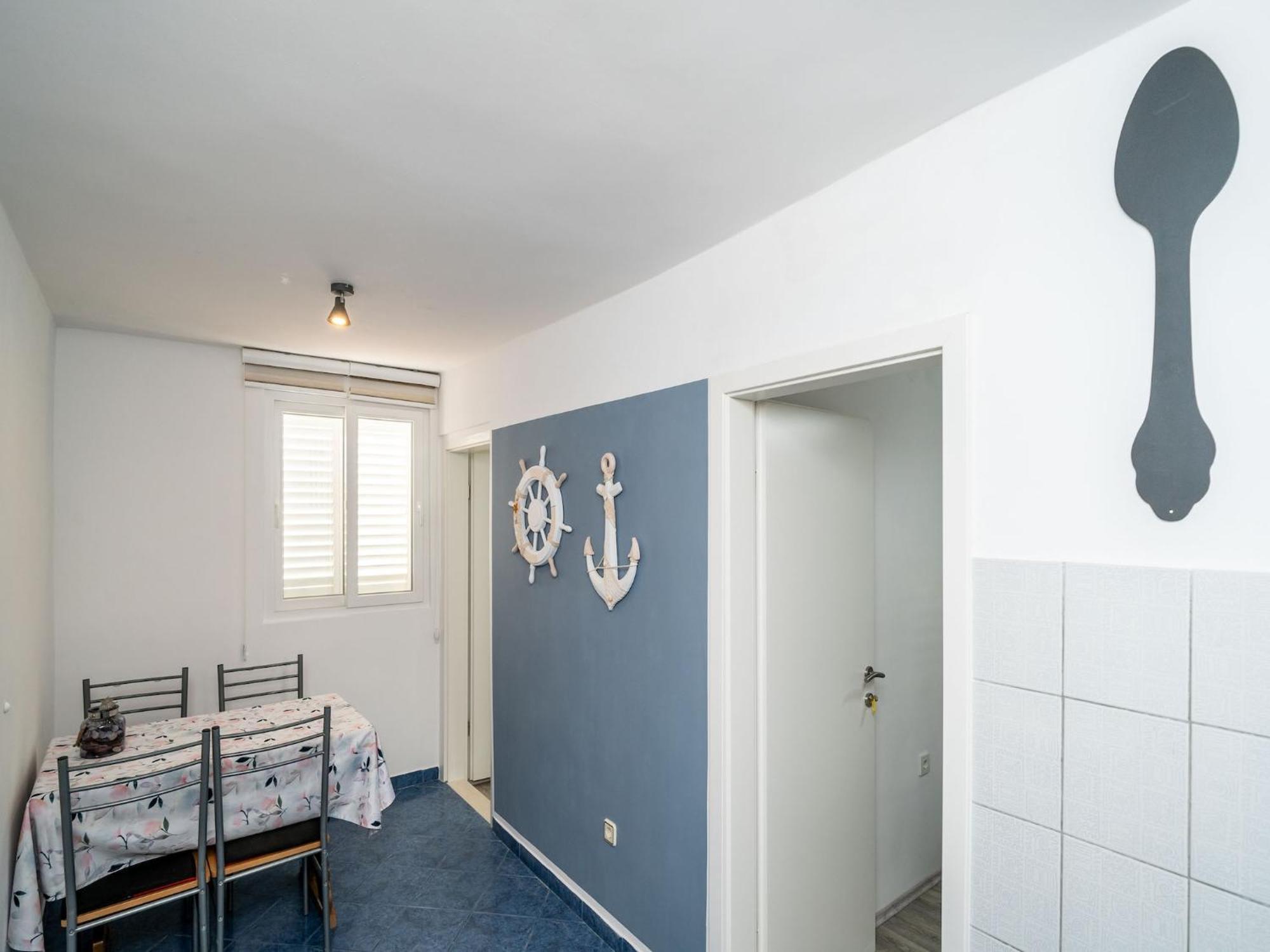 & Alan - Double With Shared Bathroom 1
