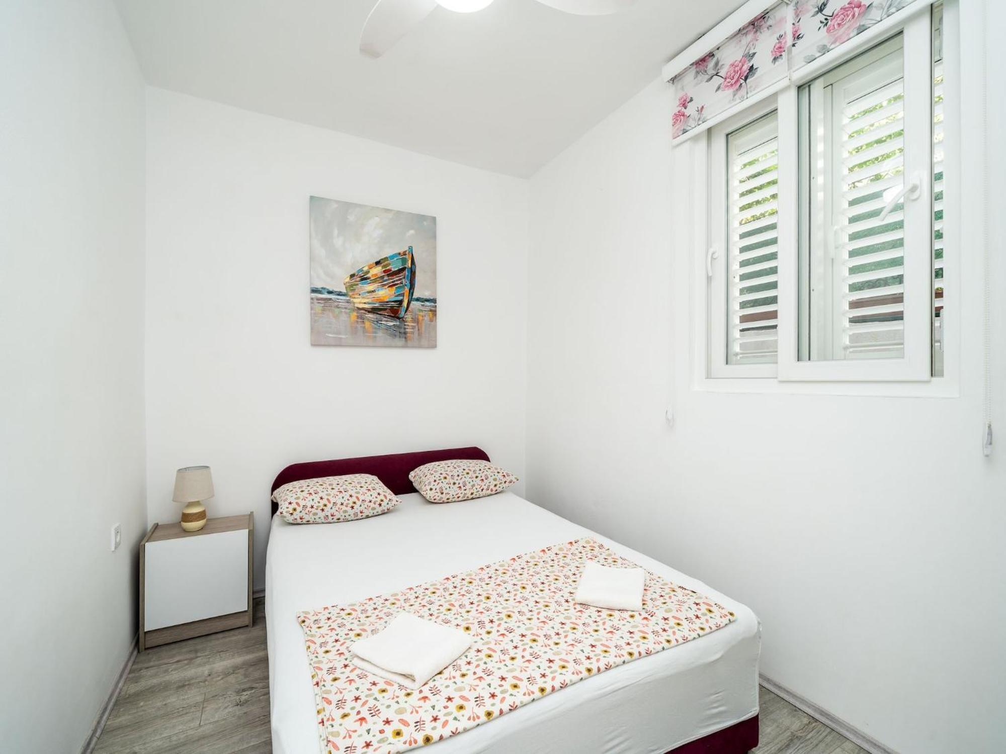 Apartment & Alan - Double With Shared Bathroom 1 *