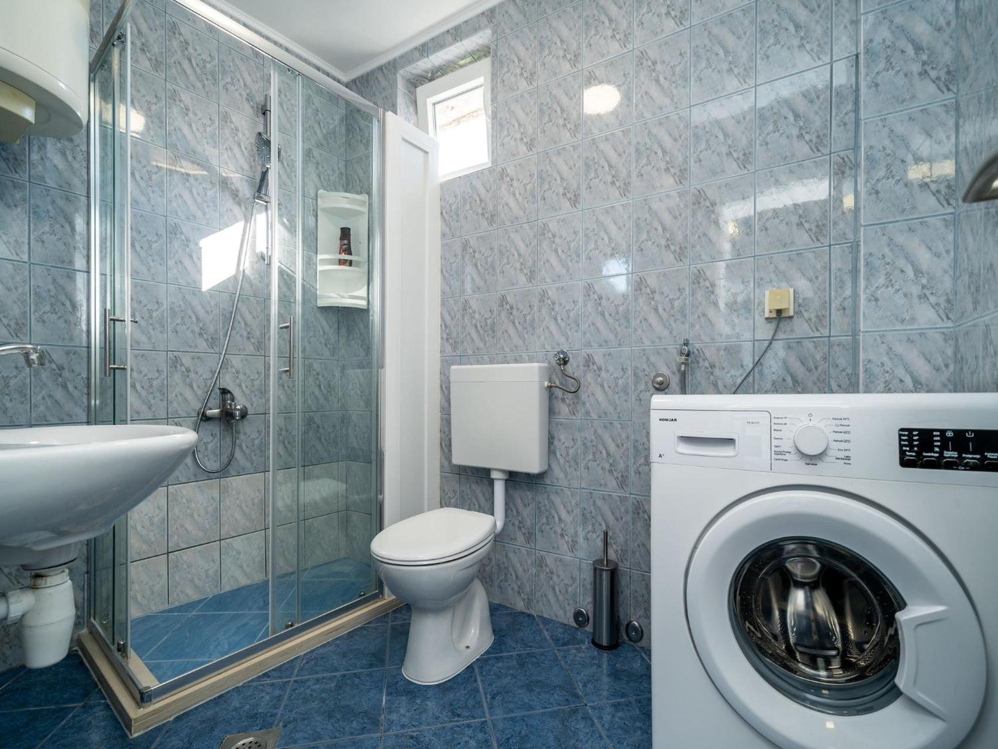 & Alan - Double With Shared Bathroom 1 *
