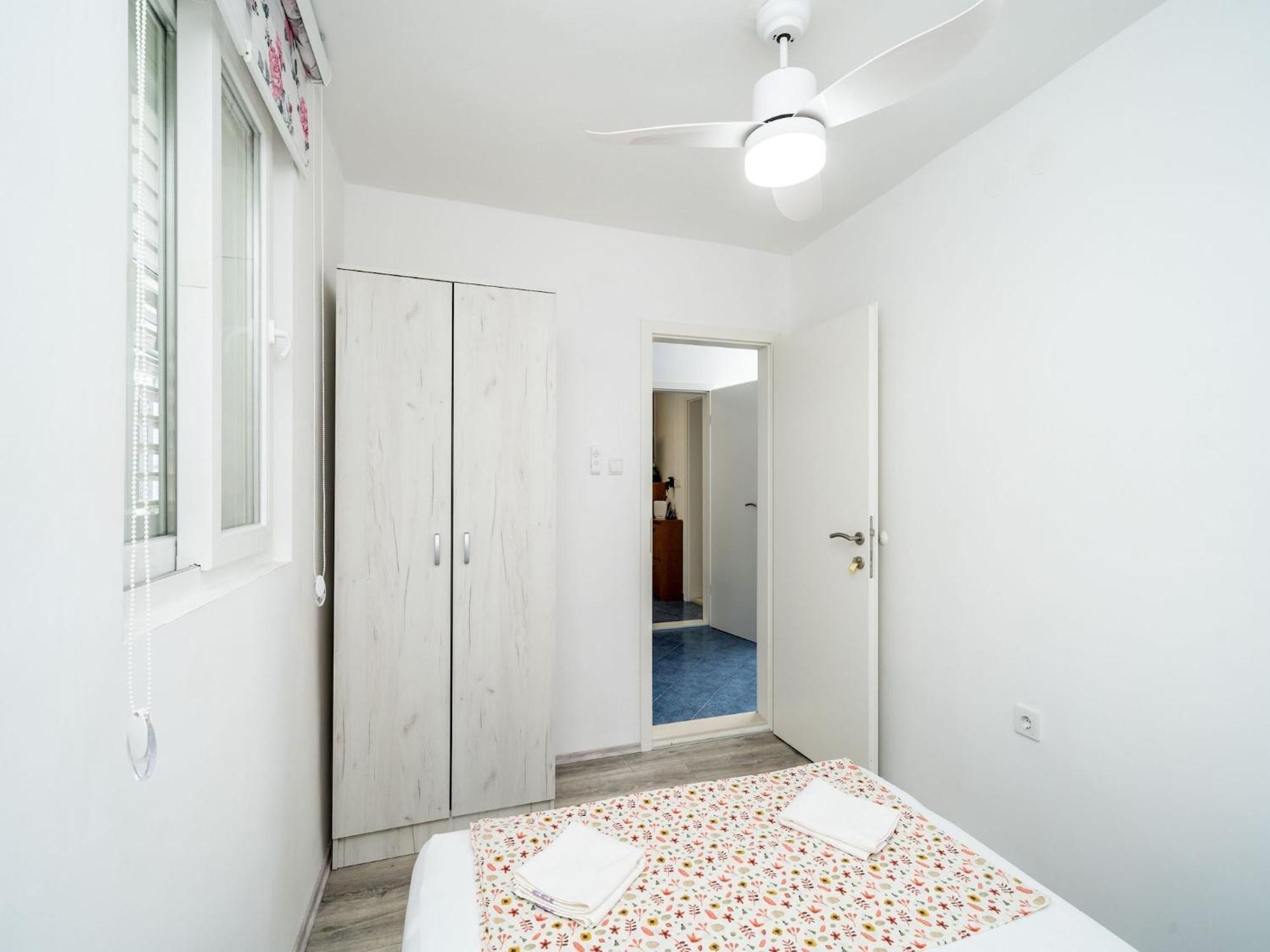 & Alan - Double With Shared Bathroom 1